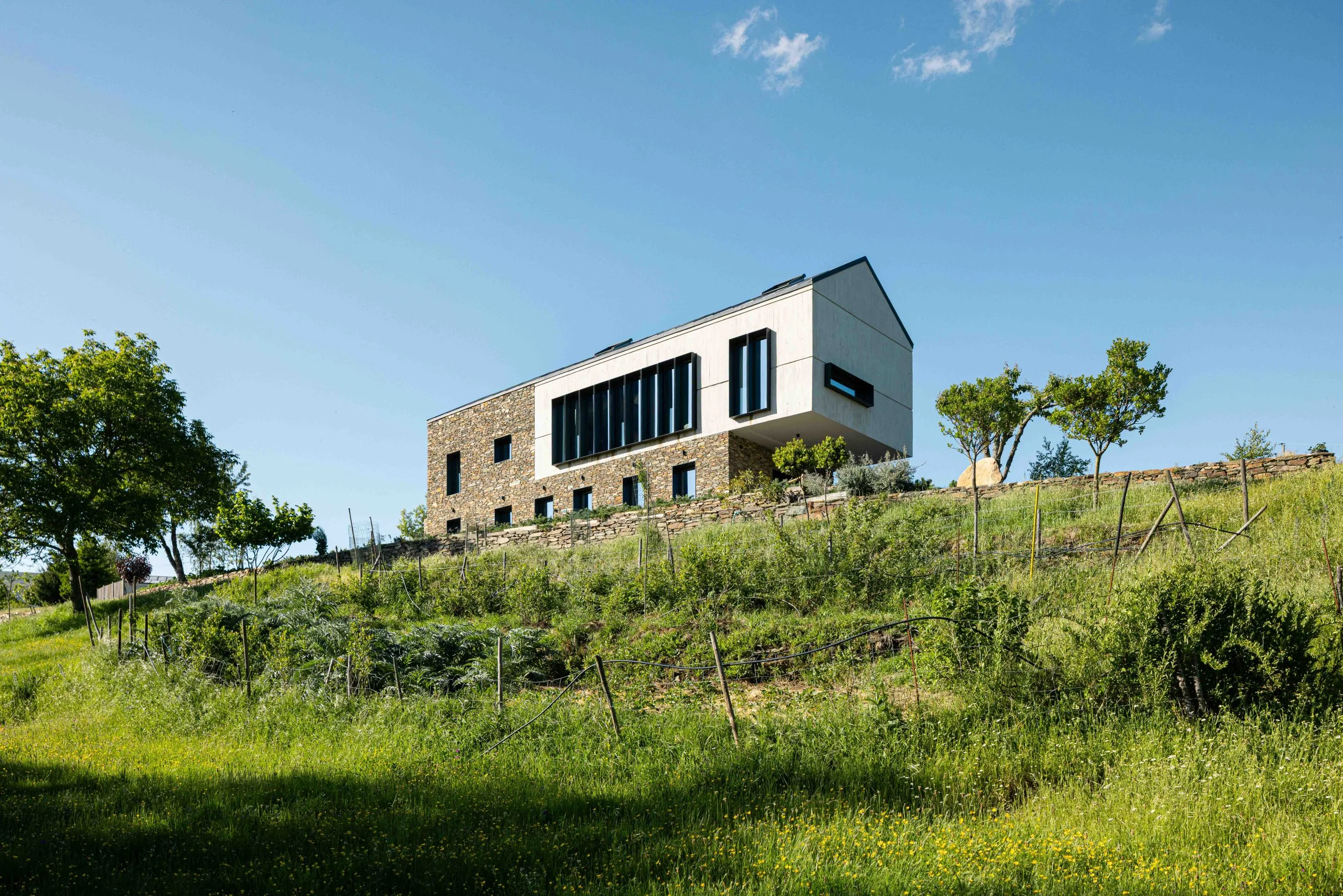 Casa contemporânea integrada na paisagem